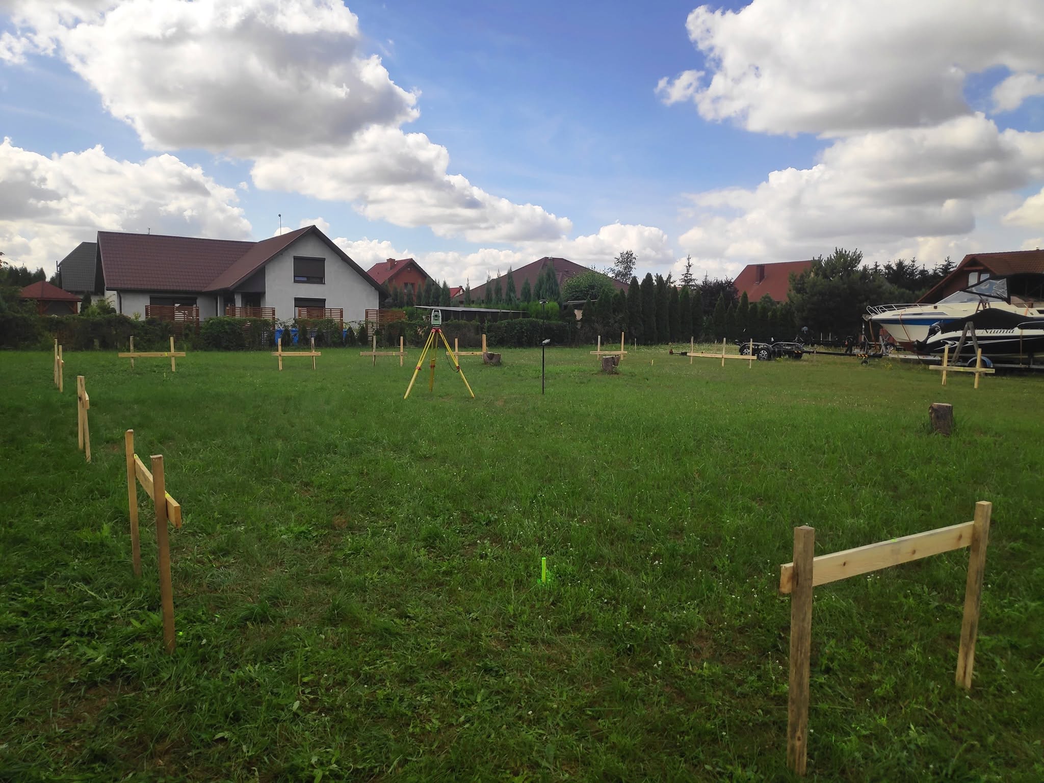 Wytyczenie osi budowlanych budynku mieszkalnego oraz poziomu 0 budowy na ławach ciesielskich